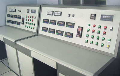 控制台由上框架、中框架、下框架和操作台四部分组成